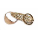 A mixed lot of hallmarked 9ct gold comprising a brooch, a signet ring and a wedding band, gross