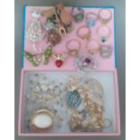 A mixed lot of costume jewellery to include brooches, rings, etc.