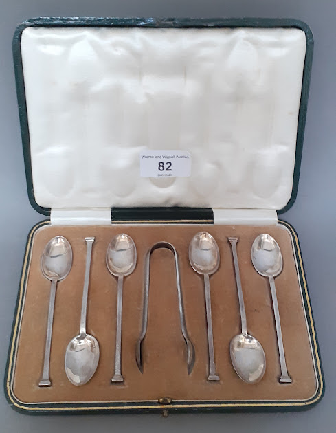 A cased set of 6 silver teaspoons with sugar tongs, Sheffield, Cooper Brothers & Sons Ltd, 1915,