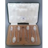 A cased set of 6 silver teaspoons with sugar tongs, Sheffield, Cooper Brothers & Sons Ltd, 1915,
