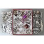 A tray of vintage jewellery to include brooches, clips, earrings, etc.