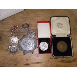 A box containing five assorted badges including GMP helmet badge plus two vintage boxed military