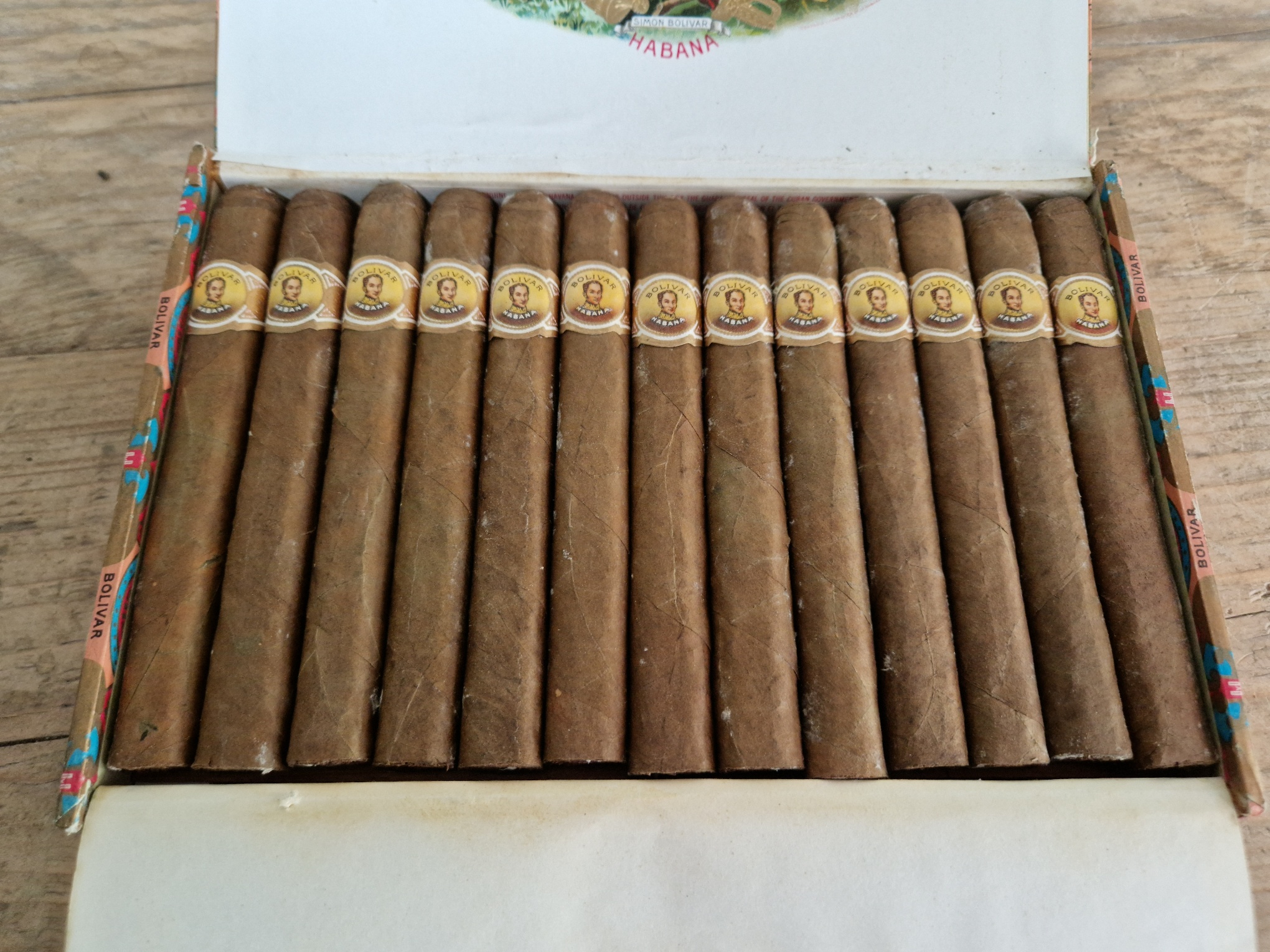 A collection of assorted cigars to include a box of 25 Bolivar Habana (opened), a box of 50 King - Image 4 of 8