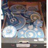 15 pieces of Jasperware to include 4 Christmas plates.