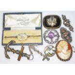 A mixed lot of assorted jewellery comprising a pique inlaid tortoiseshell brooch circa 1900, two