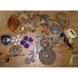 A quantity of mainly vintage brooches.
