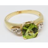 An 18ct gold peridot ring, gross wt. 4g, size N