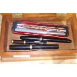 A box of assorted vintage pens and pencils including two with nibs marked '14ct'.