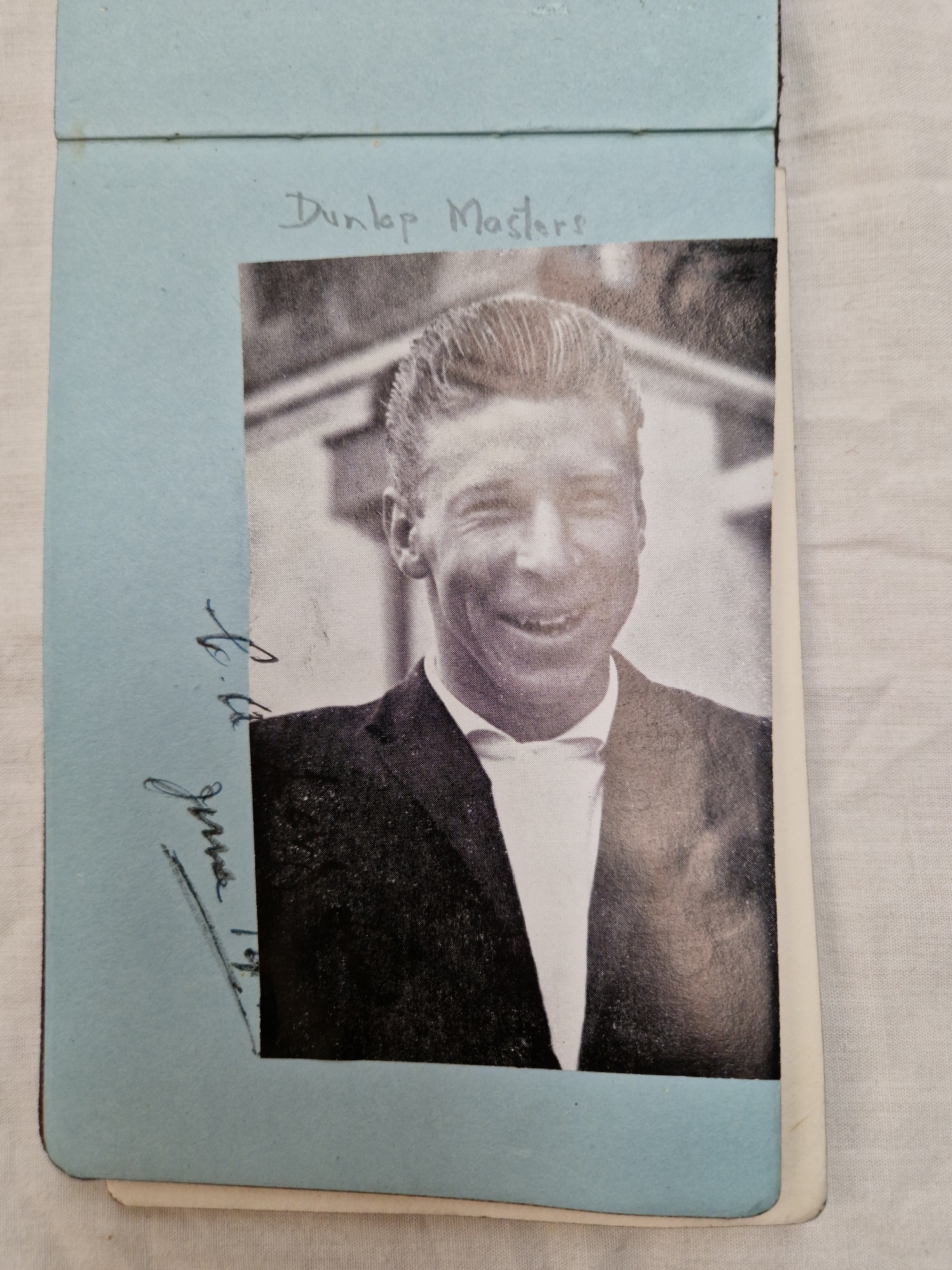 An autograph book with a number of pictures signed by post war golfers - Image 10 of 21