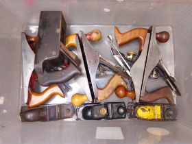 A box of planes, mostly No.4s, various makers including record.