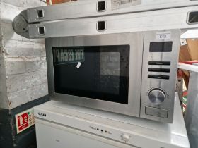 A 900w microwave.