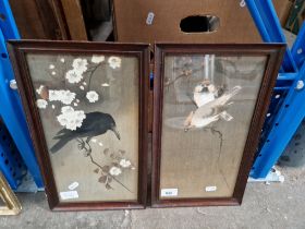 A pair of Japanese prints depicting birds.