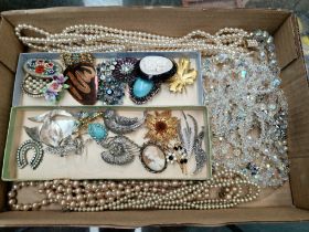 A tray of assorted costume jewellery.