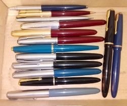 A tray of vintage Parker pens and pencils including two fountain pens with 14K nibs.