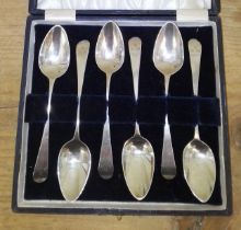 A set of Georgian silver teaspoons, associated box.