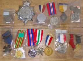 A quantity of mainly reproduction medals.