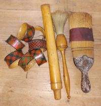 Assorted treen comprising tartan ware serviette rings, a cased thermometer and two brushes.