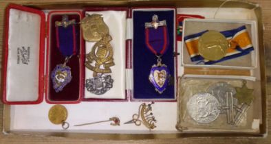 Assorted medals including a WWI Victory medal, WWII medals, other medals including two silver etc.