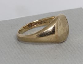 A hallmarked 9ct gold signet ring, weight 6.4g, size R.