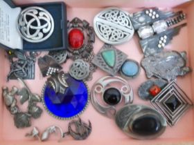 A tray of assorted vintage jewellery comprising mainly pewter and Celtic style etc.