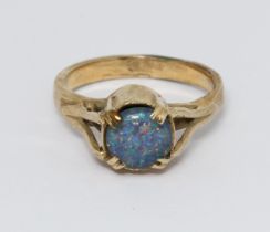 An opal doublet ring, yellow metal unmarked, gross weight 4.2g, size J/K.