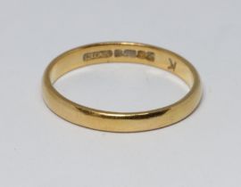 A hallmarked 22ct gold wedding band, weight 3.2g, size R.