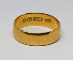 A hallmarked 22ct gold wedding band, weight 4.2g, size M.