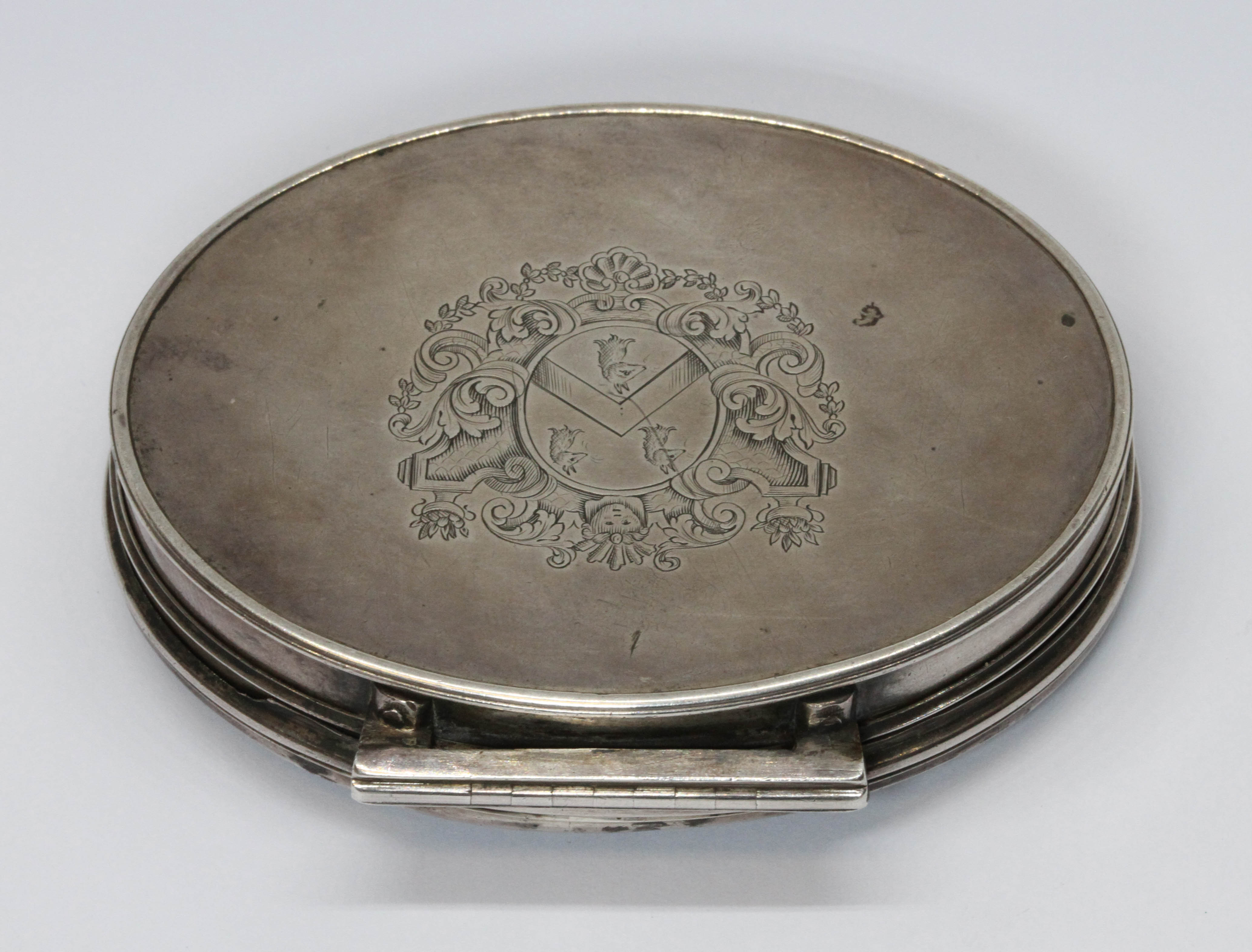 An early 18th century double portrait snuff box, the silver inlaid tortoiseshell top with - Image 5 of 9