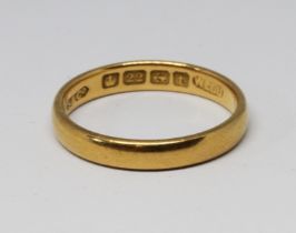 A hallmarked 22ct gold wedding band, weight 3.4g, size L.