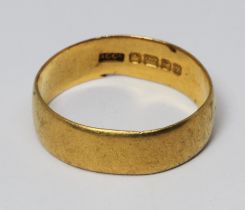 A hallmarked 22ct gold wedding band, weight 3.6g, size N.