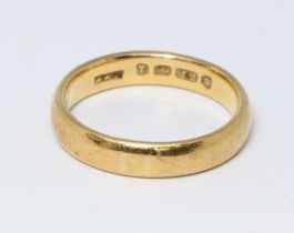 A hallmarked 22ct gold wedding band, weight 6.1g, size O.