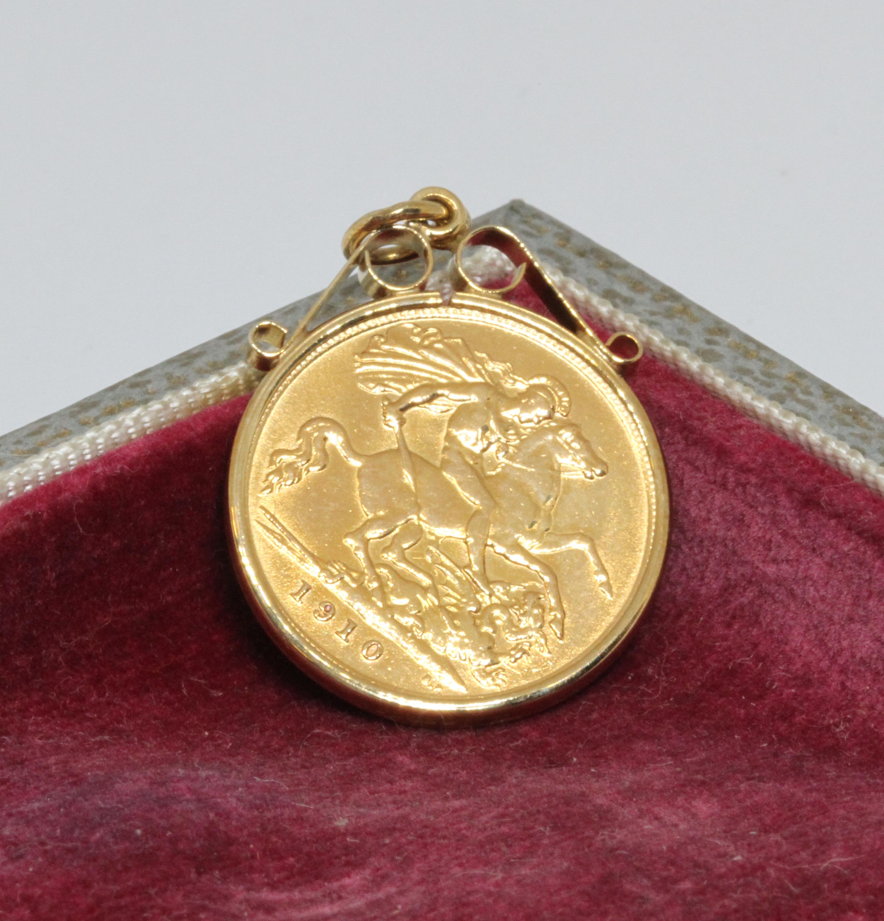 An Edward VII 1910 half sovereign, hallmarked 9ct gold pendant mount, gross wt. 4.8g.