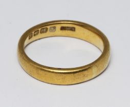 A hallmarked 22ct gold wedding band, weight 4.2g, size J.