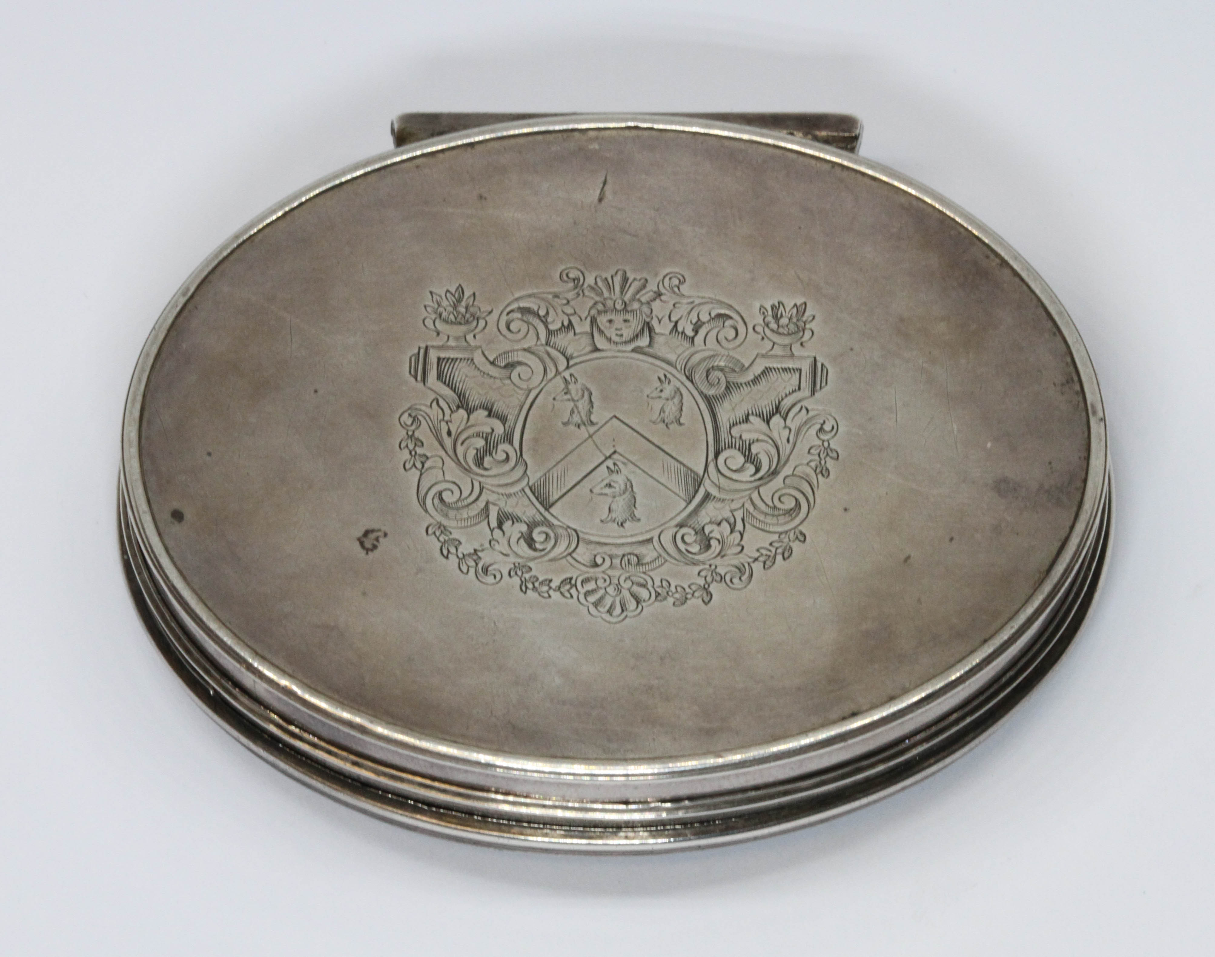 An early 18th century double portrait snuff box, the silver inlaid tortoiseshell top with - Image 6 of 9