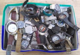 A tray of assorted vintage and modern watches including digital etc.