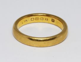 A hallmarked 22ct gold wedding band, weight 6.2g, size M/N.