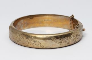 A hallmarked 9ct gold bangle, diameter 58mm, weight 19.4g.