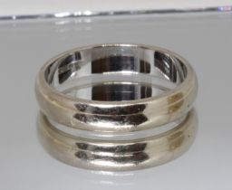 A hallmarked 18ct gold wedding band, weight 4.4g, size O.