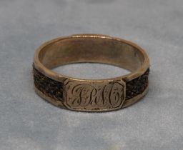 A 19th century yellow metal and plaited hair mourning ring, unmarked, gross weight 1.4g, size L,