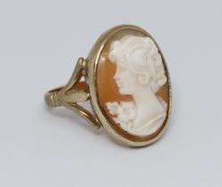 A hallmarked 9ct gold shell cameo ring, gross weight 4.9g, size O.