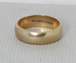 A hallmarked 9ct gold wedding band, weight 4.1g, size L.