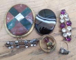 Assorted 19th century and later jewellery including a banded agate cabochon brooch, a parquetry hard