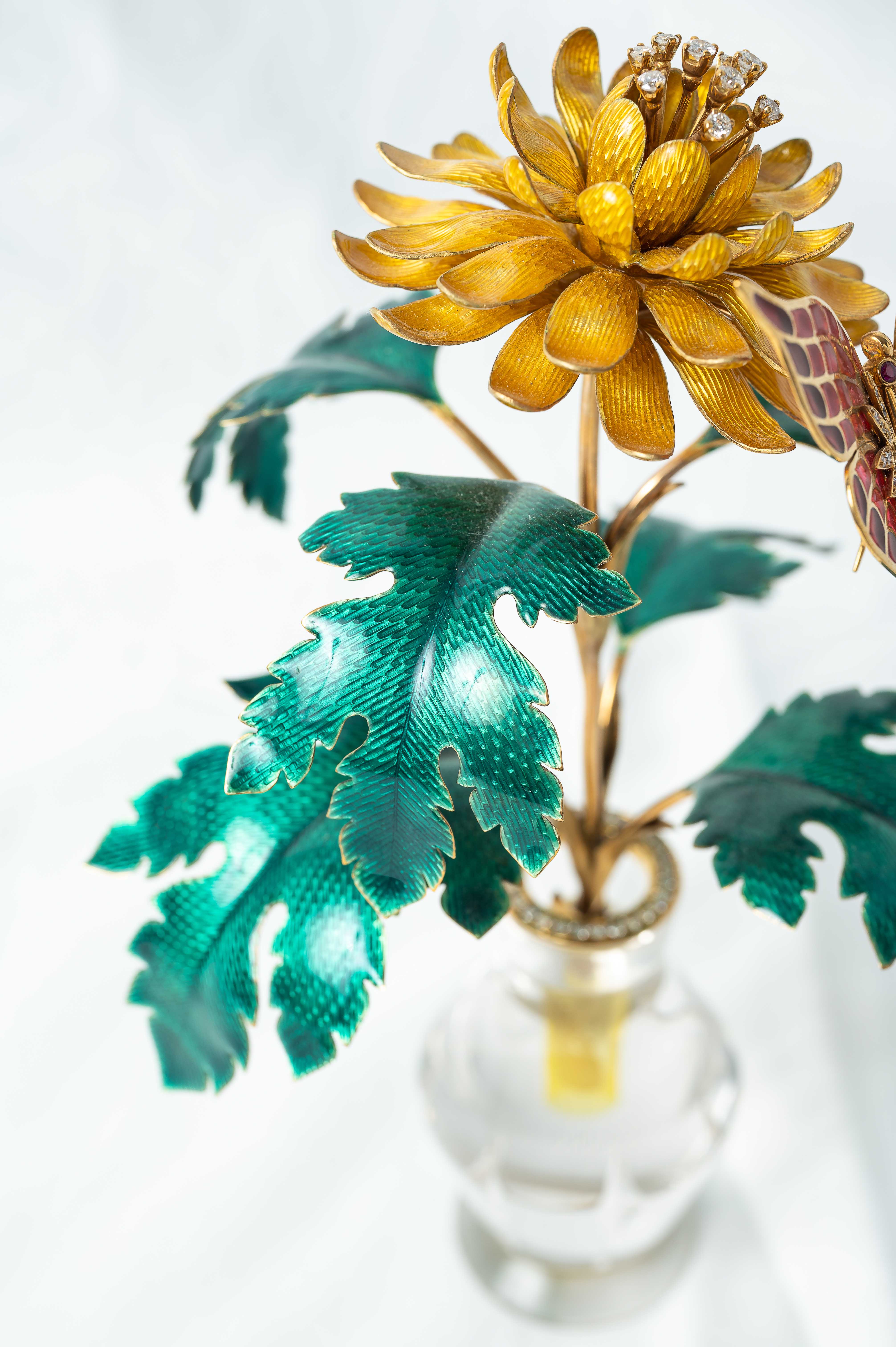 A FINE 18K SOLID GOLD, DIAMOND, ENAMEL AND ROCK CRYSTAL ORNAMENT DEPICTING A BUTTERFLY RESTING ON - Image 4 of 5