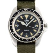 A GENTLEMAN'S STAINLESS STEEL BRITISH MILITARY CWC ROYAL NAVY DIVERS WRIST WATCH DATED 1997
