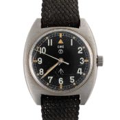 A GENTLEMAN'S STAINLESS STEEL BRITISH MILITARY CWC WRIST WATCH DATED 1977, ISSUED TO THE ARMY