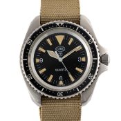 A GENTLEMAN'S STAINLESS STEEL BRITISH MILITARY CWC ROYAL NAVY DIVERS WRIST WATCH DATED 1994