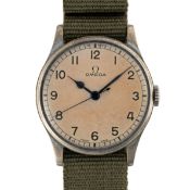 A GENTLEMAN'S BRITISH MILITARY OMEGA ROYAL NAVY WRIST WATCH CIRCA 1940, REF. 2292 ISSUED TO THE