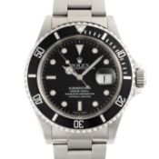 A GENTLEMAN'S SIZE STAINLESS STEEL ROLEX OYSTER PERPETUAL DATE SUBMARINER BRACELET WATCH DATED 1999,