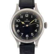 A GENTLEMAN'S STAINLESS STEEL BRITISH MILITARY OMEGA RAF PILOTS WRIST WATCH DATED 1956, WITH BLACK