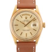 A GENTLEMAN'S SIZE 18K SOLID YELLOW GOLD ROLEX OYSTER PERPETUAL DAY DATE WRIST WATCH CIRCA 1974,